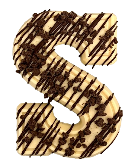 Luxe gedecoreerde letter S, Wit met slagroomvulling Cookies & Cream
